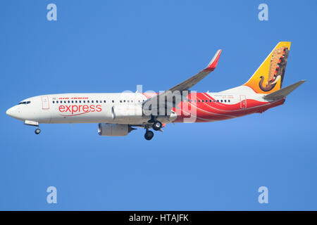 Dubai/VAE 9. März 2017: Boeing 737 von Air India Express landet auf dem Flughafen von Dubai. Stockfoto