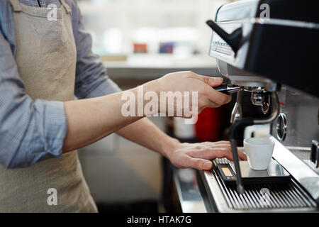 Händen der Barkeeper gehen in Porzellantasse Kaffee gießen Stockfoto