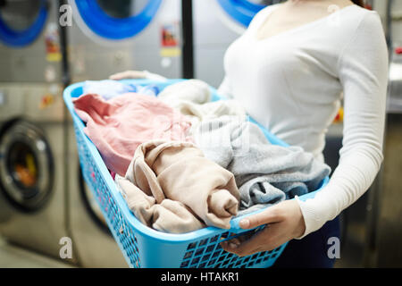 Schmutzige Wäsche im Wäschekorb durchgeführt von Frau Stockfoto