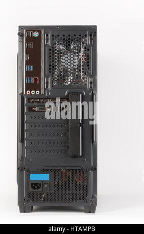 Rückseite des MIDI-Tower PC-Gehäuse auf weißem Hintergrund Stockfoto