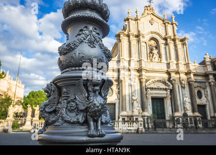 Geflügelten Löwen auf einer Laterne am Domplatz in Stadt Catania, Ostseite der Insel Sizilien, Italien. Kathedrale von St. Agatha auf Hintergrund Stockfoto