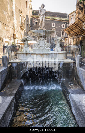 Amenano-Brunnen (Fontana Dell Amenano) neben Domplatz (Piazza del Duomo) in der Stadt Catania auf der Ostseite der Insel Sizilien, Italien Stockfoto