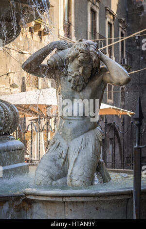 Details zu Amenano-Brunnen (Fontana Dell Amenano) neben Domplatz (Piazza del Duomo) in der Stadt Catania auf der Ostseite der Insel Sizilien, Ital Stockfoto