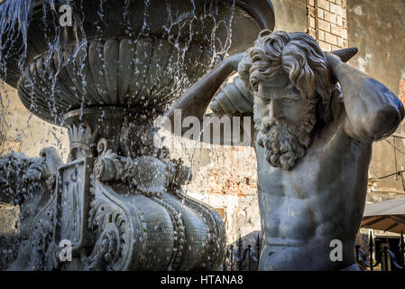 Details zu Amenano-Brunnen (Fontana Dell Amenano) neben Domplatz (Piazza del Duomo) in der Stadt Catania auf der Ostseite der Insel Sizilien, Ital Stockfoto