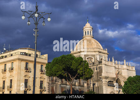 Kirche der Abtei von St. Agata (Chiesa della Badia di Sant'Agata) in der Stadt Catania, Ostseite der Insel Sizilien, Italien. Blick vom Domplatz Stockfoto