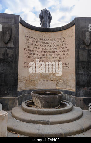 Denkmal von Kardinal Giuseppe Benedetto Dusmet bei Francis of Assisi Square in Catania Stadt auf der Ostseite der Insel Sizilien, Italien Stockfoto