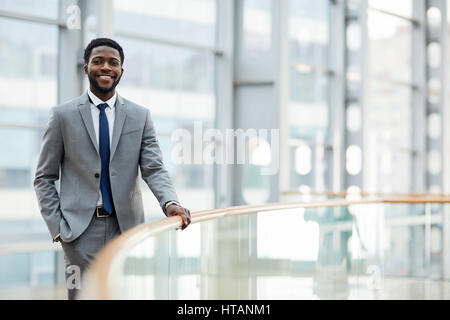 Afrikanisch-amerikanischer Geschäftsmann tragen grauen Anzug und Krawatte Stockfoto