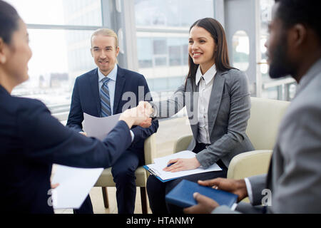 Geschäftsfrauen Gruß einander per Handshake vor Beginn der Sitzung Stockfoto