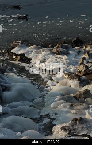 Gefrorener Fluß Im Winter Stockfoto