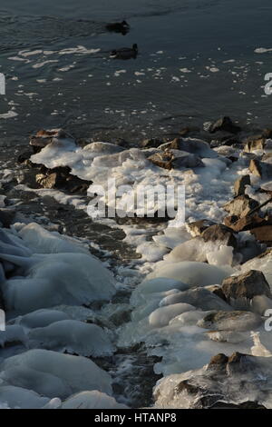 Gefrorener Fluß Im Winter Stockfoto