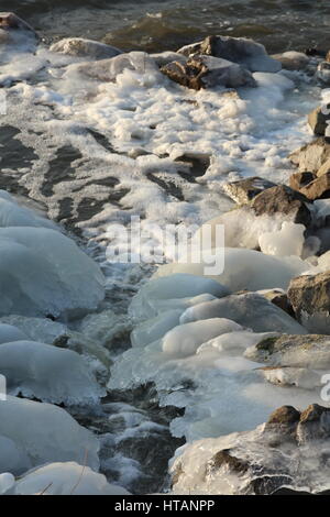 Gefrorener Fluß Im Winter Stockfoto