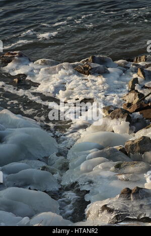 Gefrorener Fluß Im Winter Stockfoto