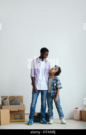 Glücklicher Vater und Sohn in ihrer neuen Wohnung Stockfoto