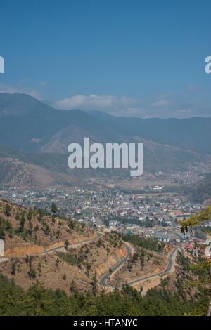 Thimphu, Bhutan Hauptstadt von Bhutan. Übersicht von Kuenselphodrang Naturpark Bergstraße und Thimphu-Tal. Stockfoto