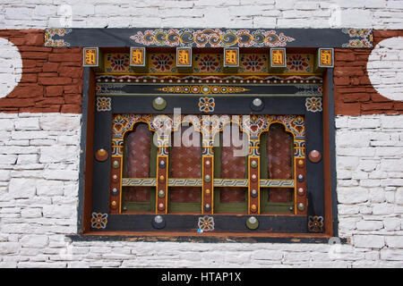 Bhutan Thimphu. Chong Gia ca Tempel. Detail der traditionellen kunstvoll bemalten Holzfenster und bhutanesische Architektur. Stockfoto