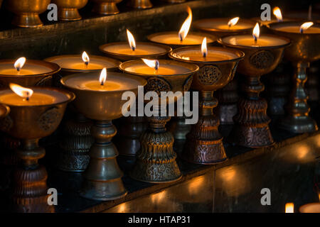 Bhutan Thimphu. Chong Gia ca Tempel. Mit Kerzen beleuchtet. Stockfoto