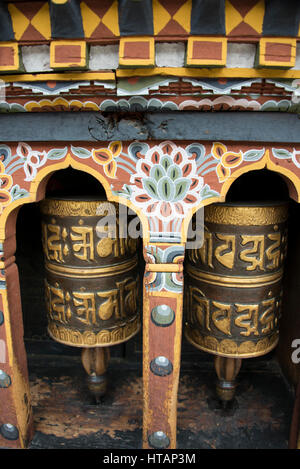 Bhutan Thimphu. Chong Gia ca Tempel, traditionelle verzierten buddhistische Gebetsmühlen. Stockfoto