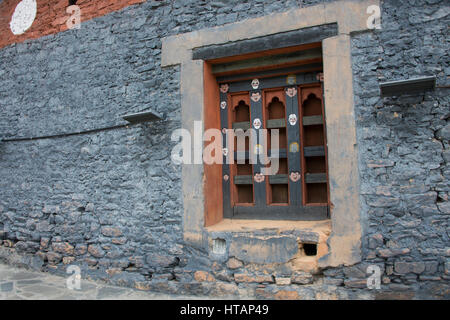 Bhutan Thimphu. Chong Gia ca Tempel. Detail der traditionellen bhutanesische Architektur, bemalte Fenster. Stockfoto