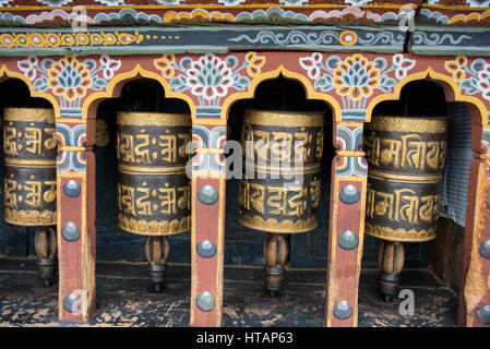 Bhutan Thimphu. Chong Gia ca Tempel, traditionelle Orante buddhistische Gebetsmühlen. Stockfoto