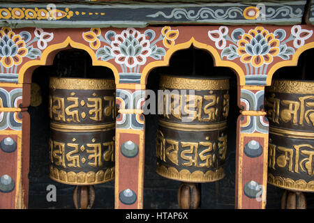 Bhutan Thimphu. Chong Gia ca Tempel, traditionelle Orante buddhistische Gebetsmühlen. Stockfoto