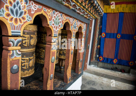 Bhutan Thimphu. Chong Gia ca Tempel, traditionelle Orante buddhistische Gebetsmühlen. Stockfoto