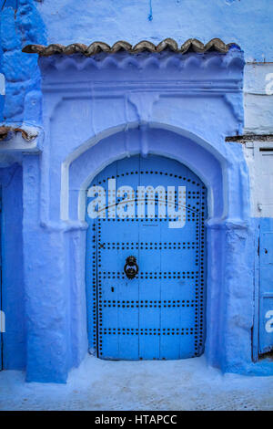 Blaue Tür in Chefchaouen Medina - Marokko Stockfoto