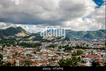 Hohe Aussicht auf San Cristobal de Las Casas - Chiapas, Mexiko Stockfoto