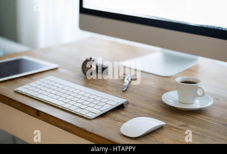 Moderne Retuscheure Designer Arbeitsbereich auf hölzernen Schreibtisch mit desktop Stockfoto