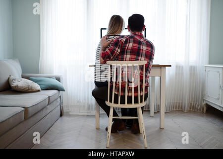 Paar gemeinsam auf Startprojekt von zu Hause aus Stockfoto