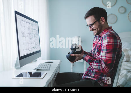 Fotograf Retoucher arbeiten an Fotos und Bearbeitung auf desktop Stockfoto