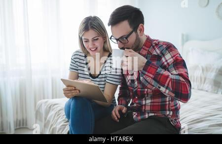 Radler-paar in Liebe Einkaufen online über tablet Stockfoto