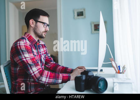 Fotograf Retoucher arbeiten an Fotos und Bearbeitung auf desktop Stockfoto