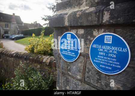 Blaue Plakette. Allgemeine Ansicht von West Malling in Kent, Großbritannien. Stockfoto