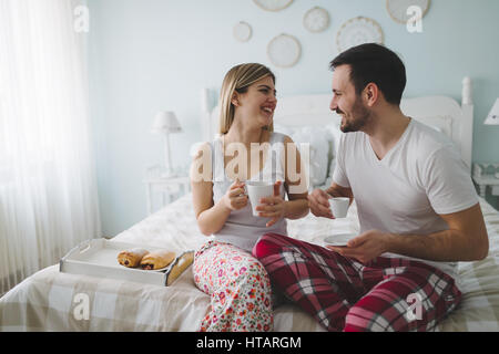 Paar genießt ihre romantische Kaffee am Morgen und Stockfoto