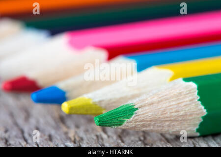 Nahaufnahme von vier Farbstifte. Flachen DOF. Stockfoto