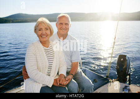 Romantische Senioren Urlaub auf yacht Stockfoto