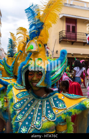 Die bunte Kinder-Karnevalsumzug in der historischen alten Colonial von Santo Domingo, Dominikanische Republik.  Ein UNESCO-Weltkulturerbe. Stockfoto