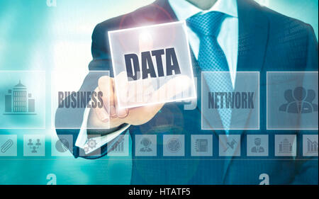 Geschäftsmann auf Knopfdruck Daten-Konzept. Stockfoto