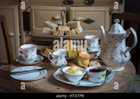 Ein englischer Nachmittagstee bis zum Nachmittagstee bei Chiddingstone Castle in Kent. Mit Scones, Marmelade, Sahne, Butter und englischen Tee in der Teekanne Stockfoto