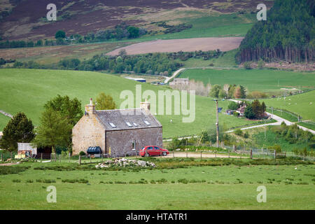 Traditionelle landwirtschaftliche Gebäude inmitten der Landschaft der schottischen Highlands. VEREINIGTES KÖNIGREICH. Stockfoto