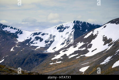 Mit Blick auf Lochan Uaine mit dem Gipfel der Sgor An Lochain Uaine auf der rechten Seite. Cairngorm in den schottischen Highlands, UK. Stockfoto