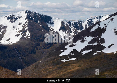 Mit Blick auf Lochan Uaine mit dem Gipfel der Sgor An Lochain Uaine auf der linken Seite. Cairngorm in den schottischen Highlands, UK. Stockfoto