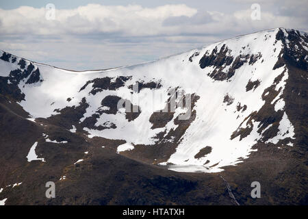 Mit Blick auf Lochan Uaine mit dem Gipfel der Sgor An Lochain Uaine auf der rechten Seite. Cairngorm in den schottischen Highlands, UK. Stockfoto