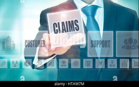 Ein Geschäftsmann auf Knopfdruck Ansprüche auf einem transparenten Bildschirm. Stockfoto