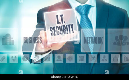 Ein Geschäftsmann, ein IT-Security-Taste auf einem transparenten Bildschirm. Stockfoto