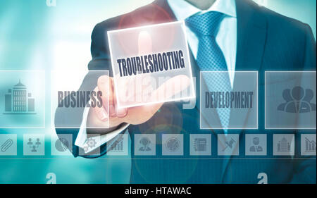 Ein Geschäftsmann auf Knopfdruck Fehlerbehebung auf einem transparenten Bildschirm. Stockfoto