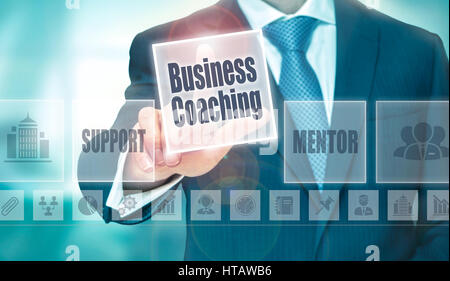 Ein Geschäftsmann, ein Business-Coaching-Konzept-Schaltfläche auf einem klaren Bildschirm. Stockfoto