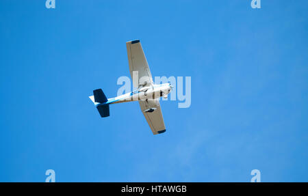 Pilot Freizeit Flugzeug Mitte Luft fliegen in den Himmel fliegen Stockfoto