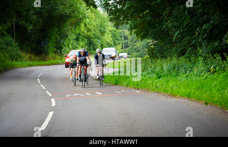 NORTHUMBERLAND, England, Großbritannien - 07 August 2016: Eine Gruppe von Reitern auf einer Trainingsfahrt für eine lange Distanz endurance Road Race. Stockfoto