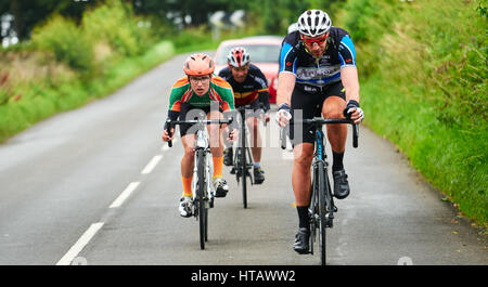 NORTHUMBERLAND, England, Großbritannien - 07 August 2016: Eine Gruppe von Reitern auf einer Trainingsfahrt für eine lange Distanz endurance Road Race. Stockfoto